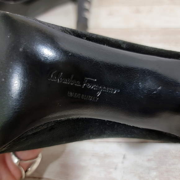 Salvatore Ferragamo black velvet and stingray pumps - Picture 11 of 13